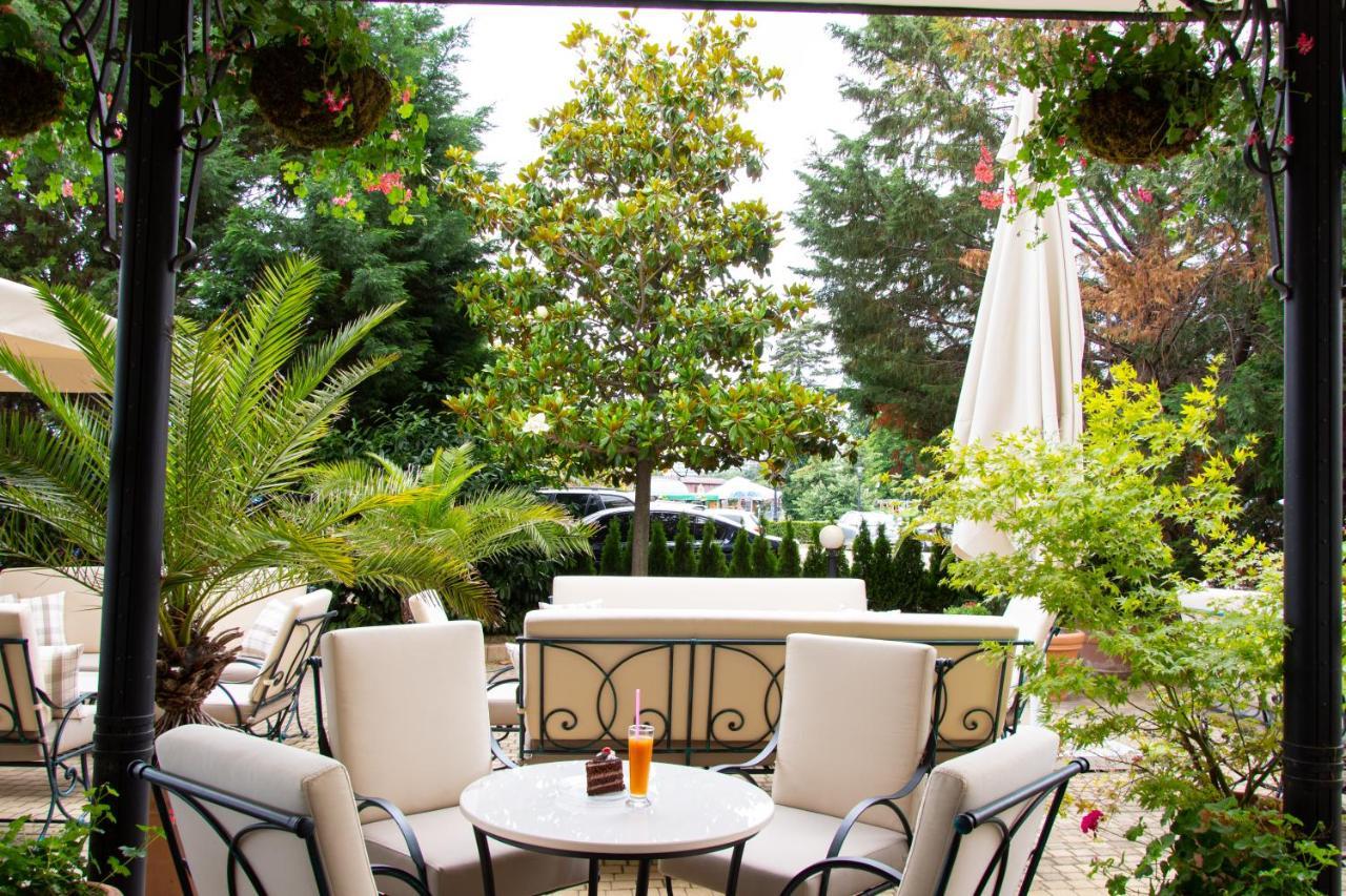 Admiral Hotel Golden Sands Luaran gambar The hotel's garden