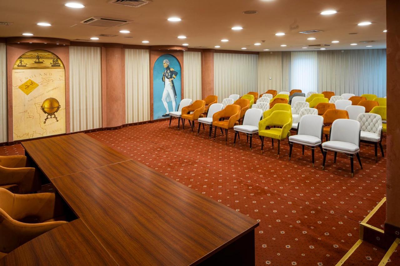 Admiral Hotel Golden Sands Luaran gambar The interior of the club