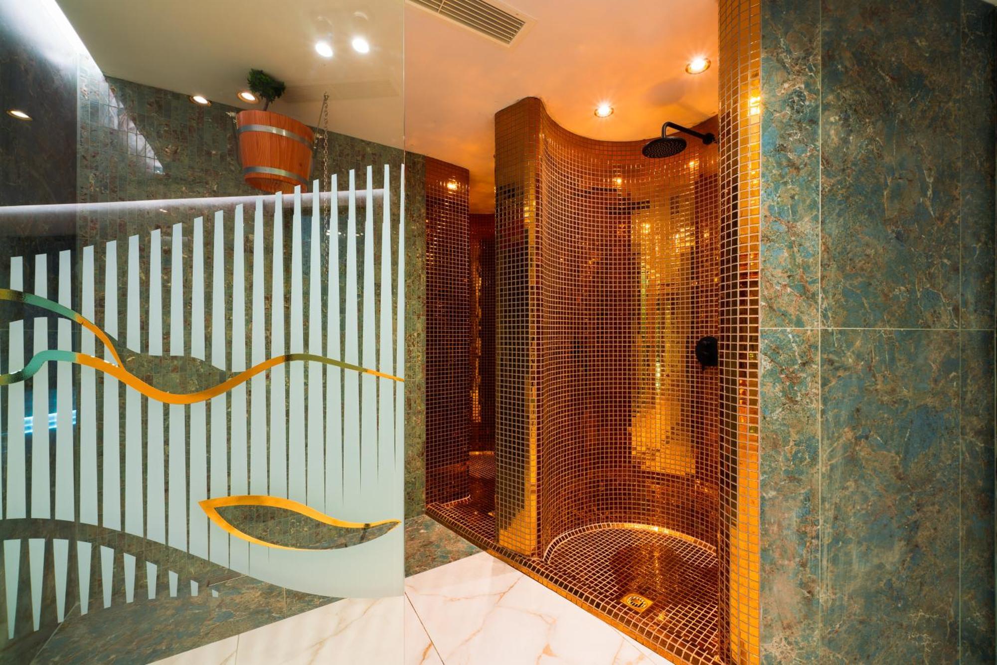 Admiral Hotel Golden Sands Luaran gambar A shower