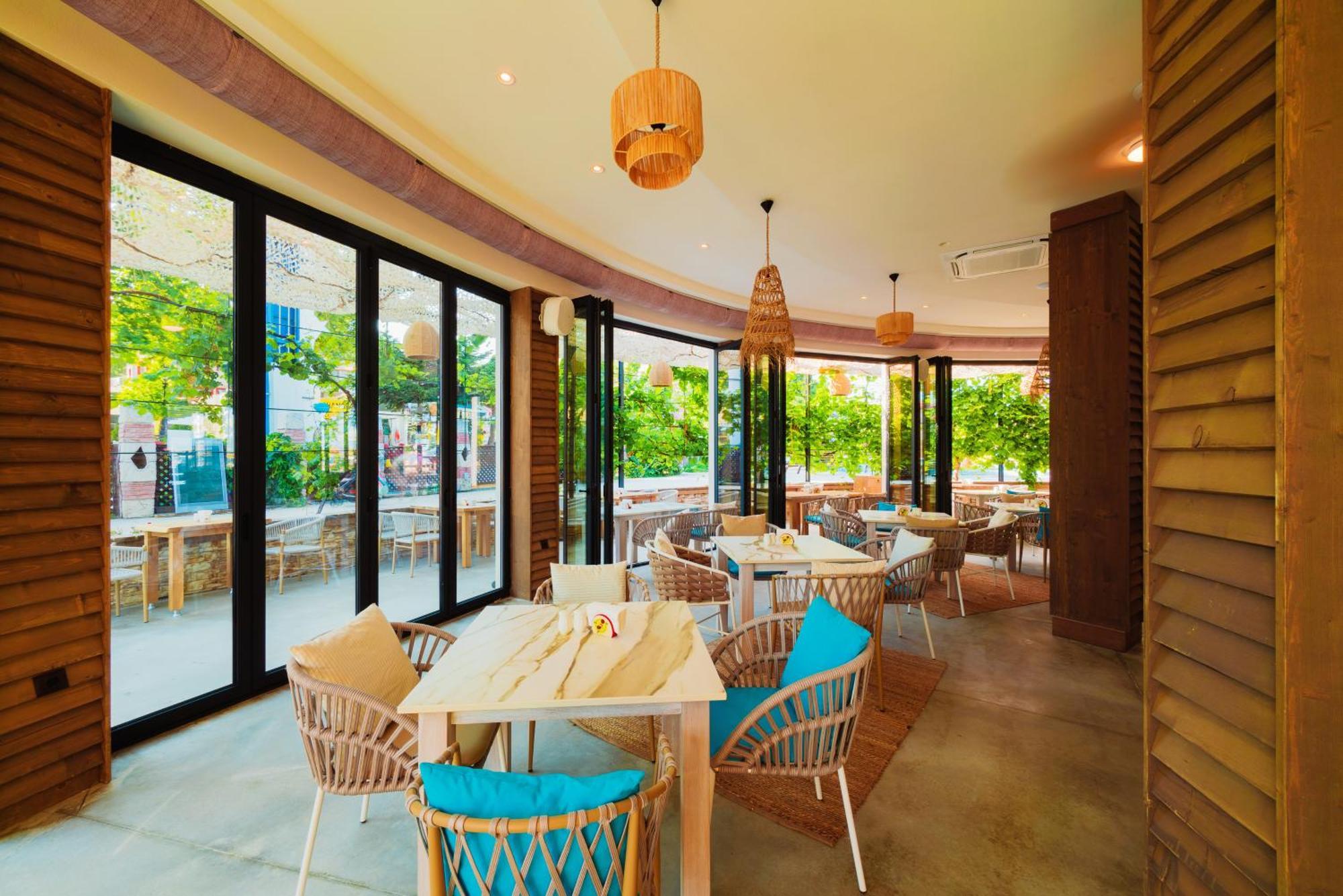 Admiral Hotel Golden Sands Luaran gambar The interior of the restaurant