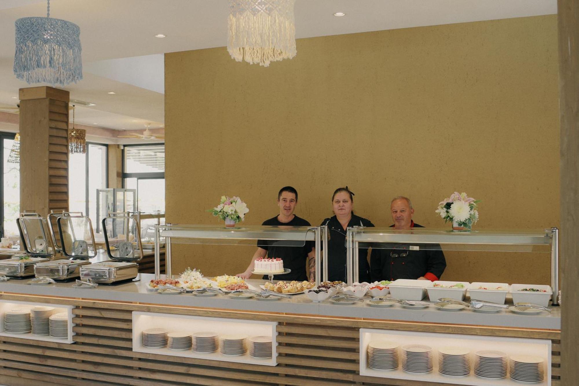 Admiral Hotel Golden Sands Luaran gambar A buffet at a hotel