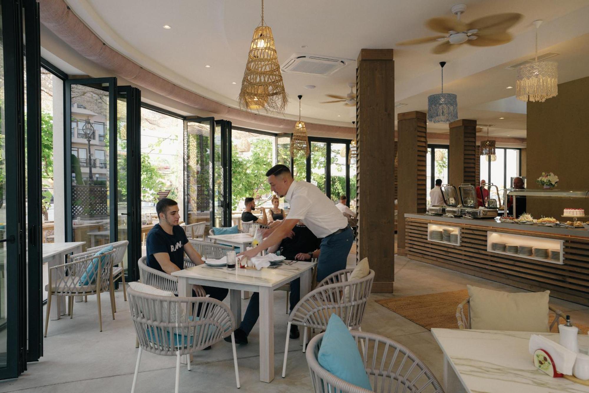 Admiral Hotel Golden Sands Luaran gambar A restaurant in Maldives