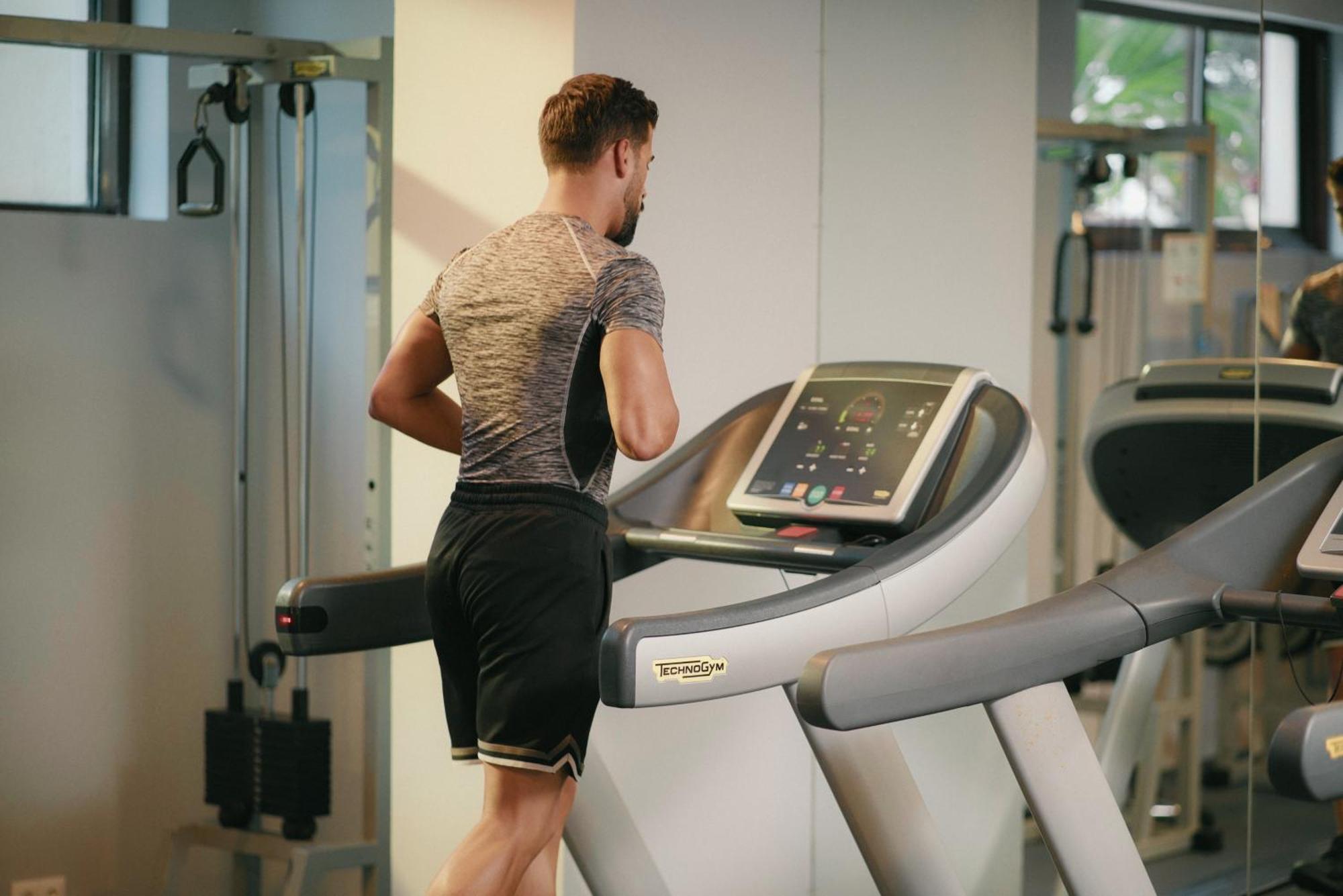 Admiral Hotel Golden Sands Luaran gambar A man on a treadmill