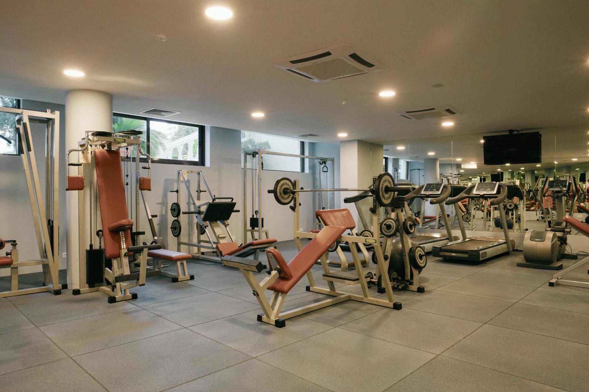 Admiral Hotel Golden Sands Luaran gambar The gym at the hotel